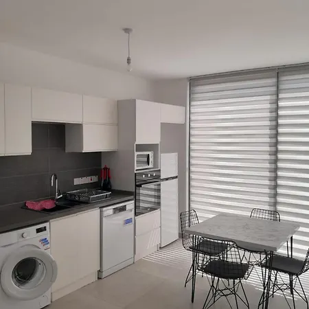 Penthouse 1 Bedroom Sleeps 4 Apartment Ghaziveran