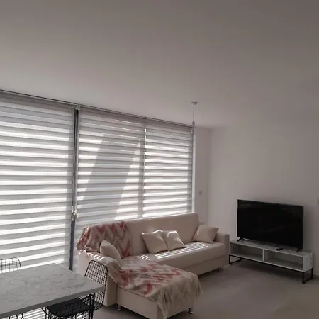 Penthouse 1 Bedroom Sleeps 4 Apartment Ghaziveran