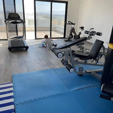 Penthouse 1 Bedroom Sleeps 4 * Ghaziveran